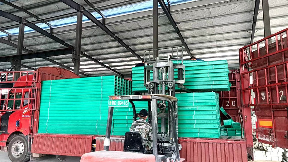 玻璃鋼橋架比熱鍍鋅橋架哪個好？